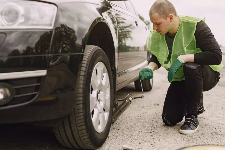 Comment faire changer un pneu crevé sur la route sans se mettre en danger ?, Nîmes, BMO ASSISTANCE